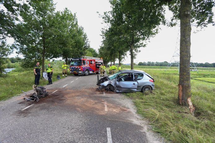 De automobilist raakte bij het ongeluk gewond.
