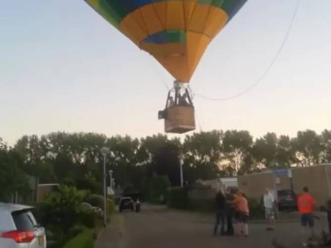 Luchtballon maakt noodlanding midden in Nederlandse woonwijk: “Ik dacht: hij gaat landen óp het flatgebouw”