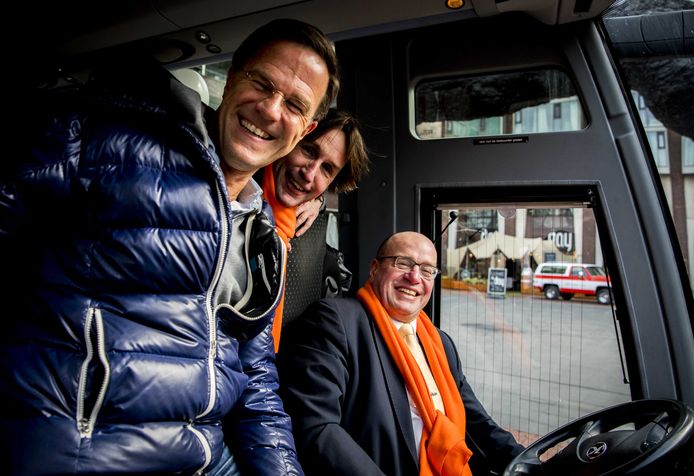 Mark Rutte, Herbert Raat en oud-staatssecretaris Fred Teeven in de touringcar tijdens de VVD-campagne in aanloop naar de gemeenteraadsverkiezingen.
