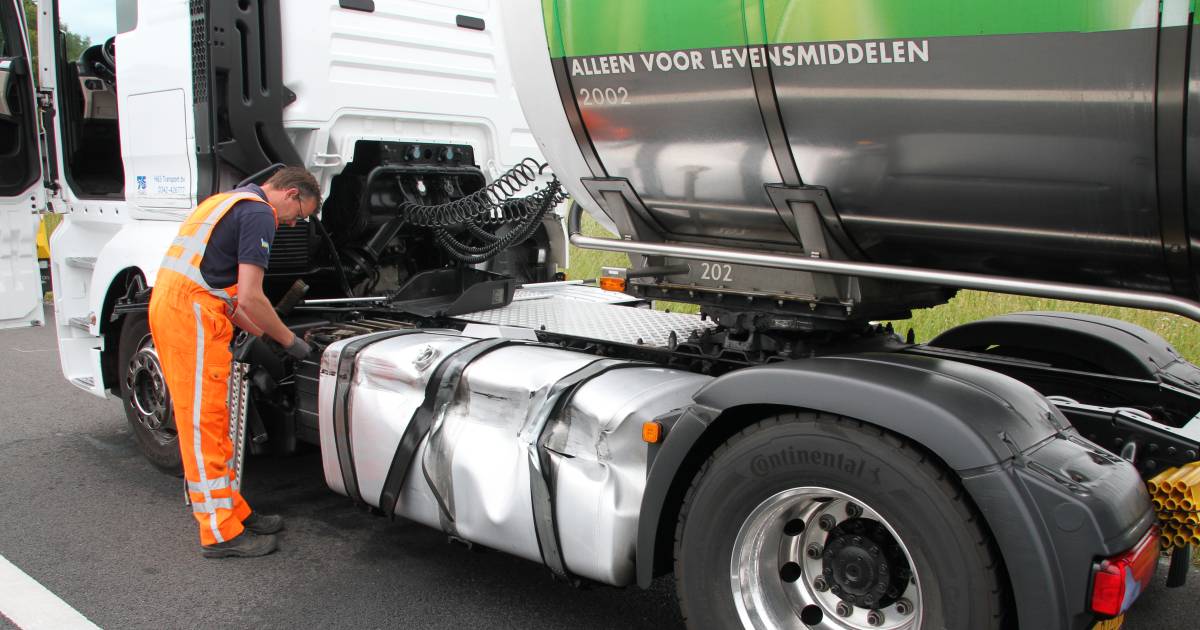 Dronken trucker na aanrijding op A1 door politie uit zijn cabine geplukt.