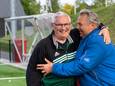 Arnold Raterink (groen/zwart trainingsjack) wordt geknuffeld door een van de spelers die meededen aan zijn laatste training.