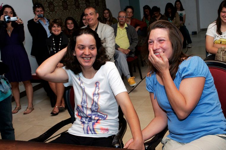 Teresa Paixao (links) en Helena Pires, het eerste getrouwde stel van hetzelfde geslacht in Portugal (Reuters) Beeld REUTERS