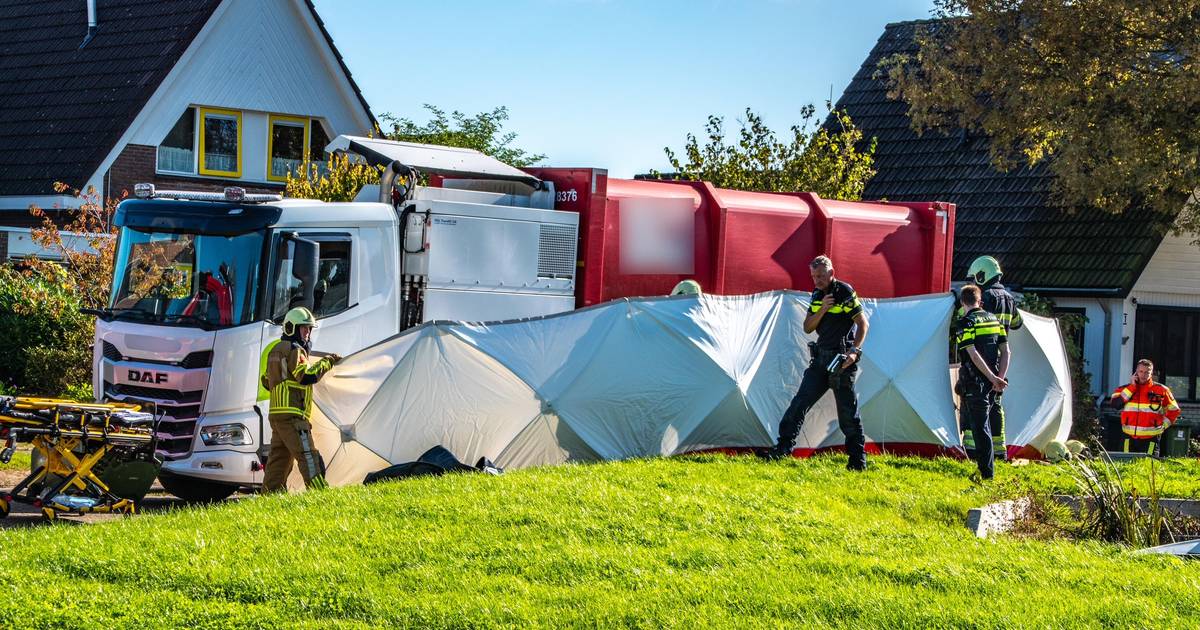 Voetganger bekneld onder vrachtwagen aan De Koffe in IJlst