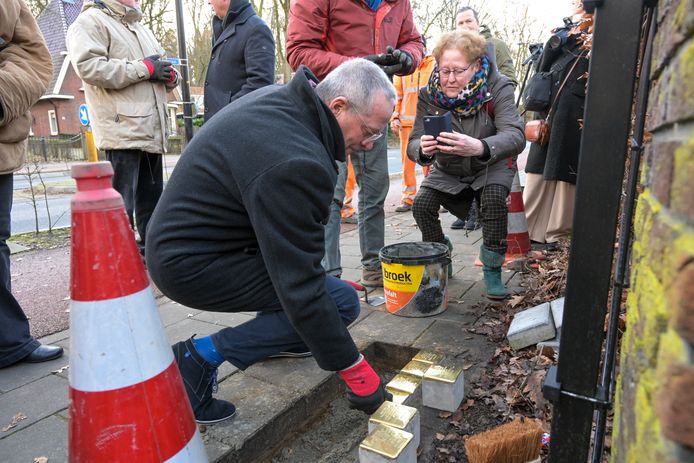 In Putten worden struikelstenen gelegd voor de huizen van 11 weggevoerde Joden. Op de foto (zwarte jas) Folke Meijer. Zijn opa en oma kwamen om in Auschwitz.