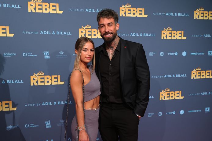 Fabrizio Tzinaridis met zijn partner Sanne op de première van 'Rebel'