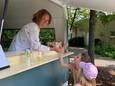 Cindy Coopman in haar foodtruck, waar ze ook wafels op een stokje serveert.