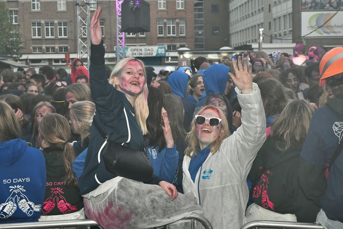 In Roeselare vierden ze de 50 dagen in plaats van de 100 dagen. De jongeren gingen vanaf 6u 's morgens uit de bol op het Polenplein.