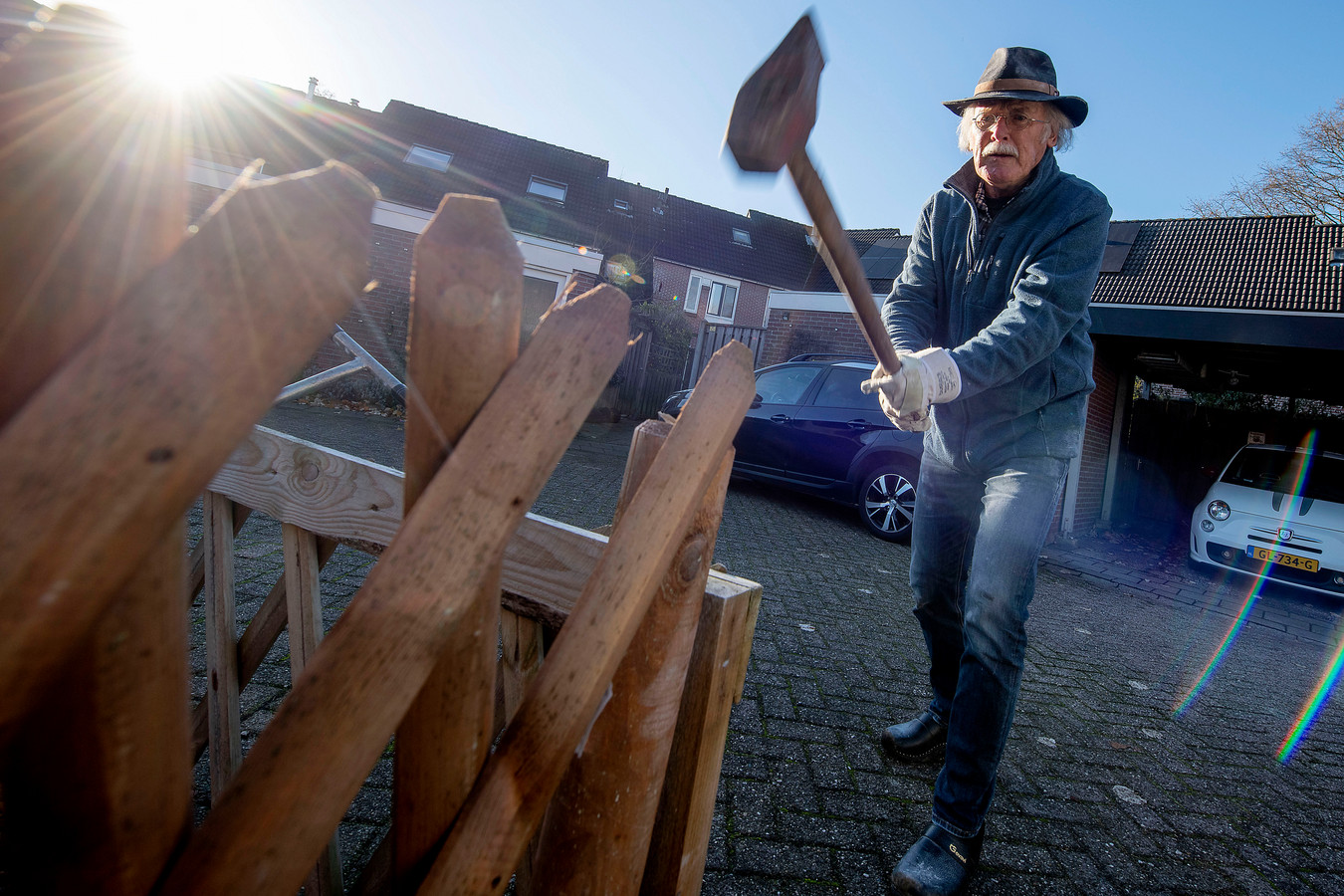 Deventer kunstenaar Ben Westenberg (80) houdt al jaren de wijk schoon ...