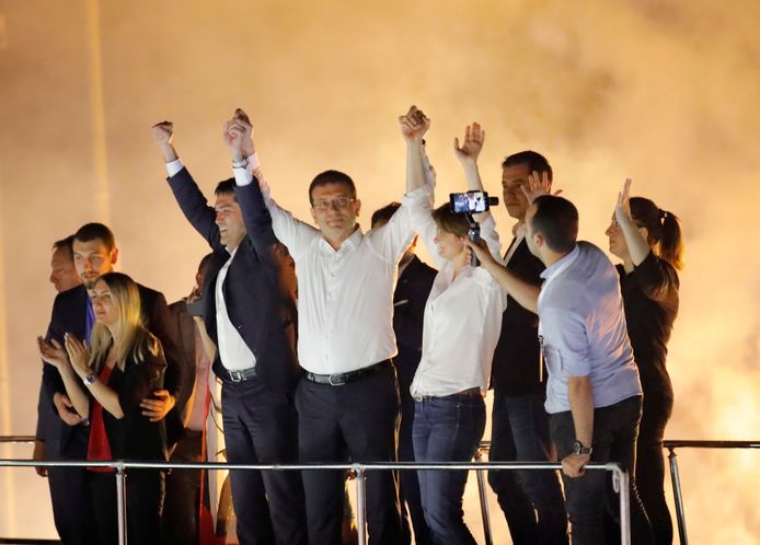Ekrem Imamoglu (met wit hemd) haalde het in de burgemeestersverkiezing in Istanboel.