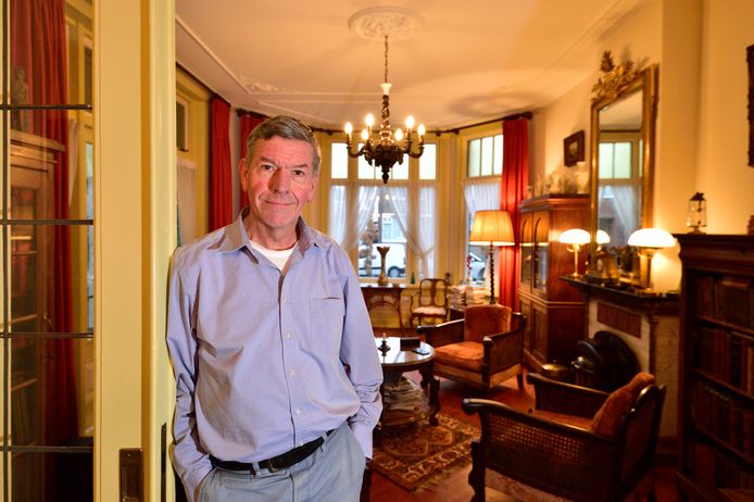 Auteur Gé Vaartjes in zijn klassiek ingerichte woonkamer van zijn huis uit 1910 aan de Burgemeester Colijnstraat in Boskoop.