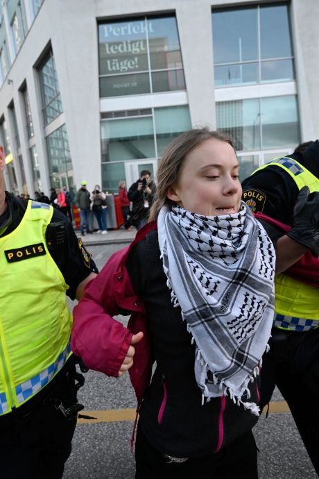Tensions entre police et manifestants pro-palestiniens devant la Malmö Arena, Greta Thunberg interpellée