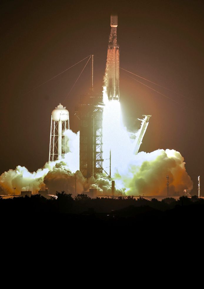 Raket van SpaceX tilt zwaarste satelliet ooit de ruimte in | Buitenland ...