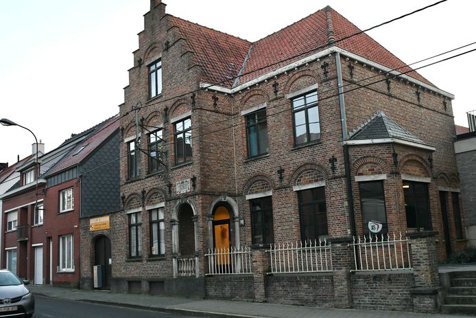 Het schoolhuis van de gemeentelijke basisschool van Moorslede wordt gerenoveerd.