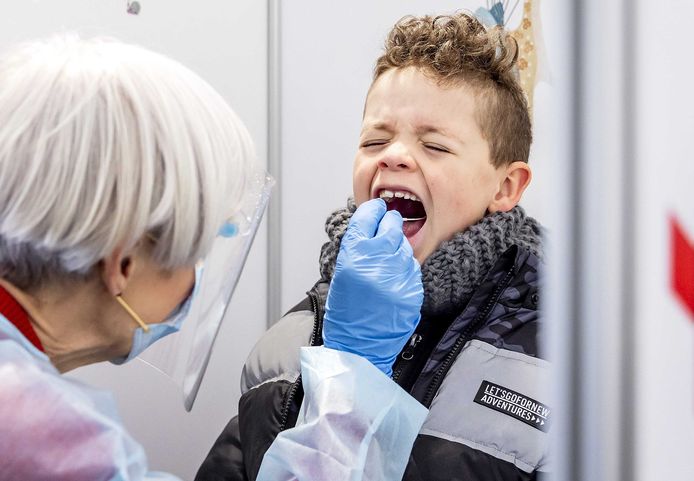 Een kindje ondergaat in Amsterdam een coronatest.