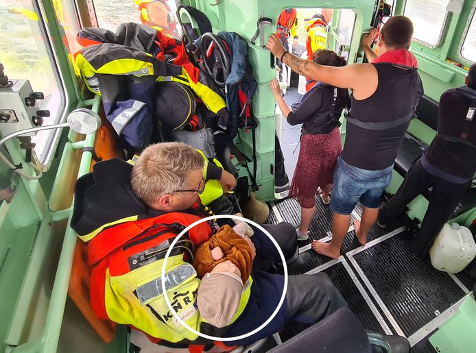 De bemanning van de KNMR Urk ontfermt zich over de baby.