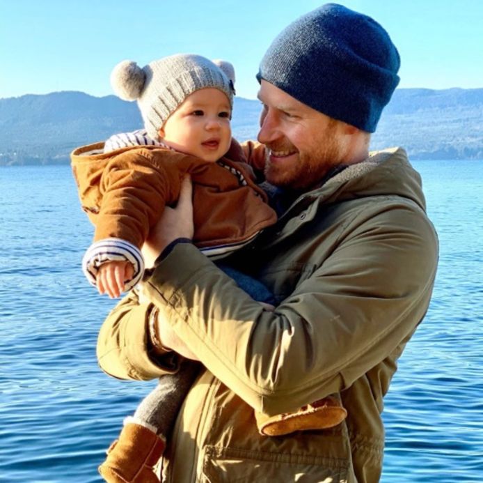 Prins Harry met zijn zoon Archie tijdens een verblijf op Vancouver Island.
