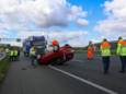 Op de A2 bij knooppunt Batadorp bij Eindhoven is een auto ondersteboven op de rijbaan beland.