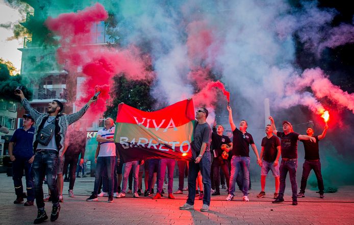 Barreto onthaald door NEC-fans in Nijmegen.