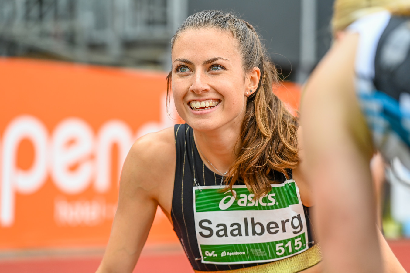 Snelle Cathelijn Peeters naast Eveline Saalberg in WKestafetteteam
