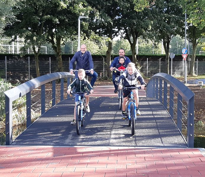 De nieuwe fietsbrug naar het complex van Oranje Wit in Dordrecht.