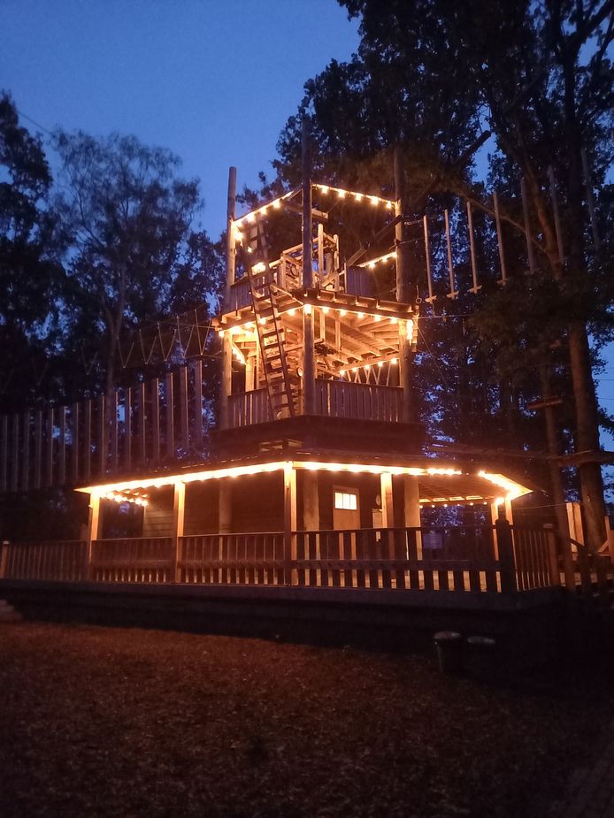 De verlichte starttoren bij het klimbos Natuurlijk Heidepark in Lemelerveld.