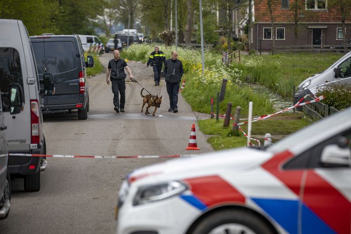 Het politieonderzoek in Broek in Waterland, na de gewapende overval op een waardetransport.