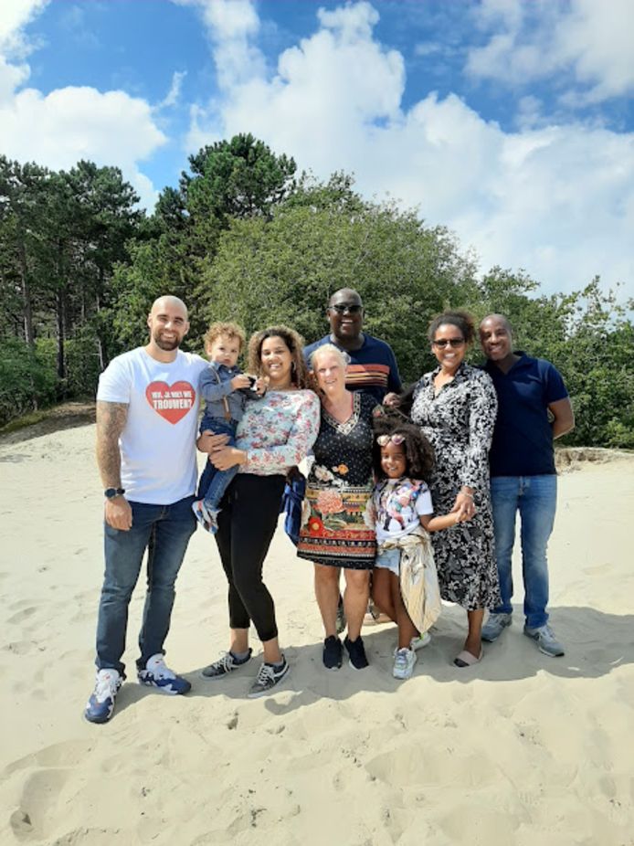 Jerry Patrick Monkau (in het midden) met zijn familie op het strand.