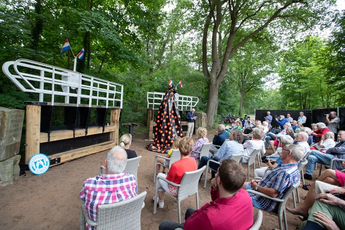 Bestuurslid Jan Voskamp van Stichting Stadsherstel vertelt aan de genodigden het verhaal van de gerestaureerde sluispoorten.