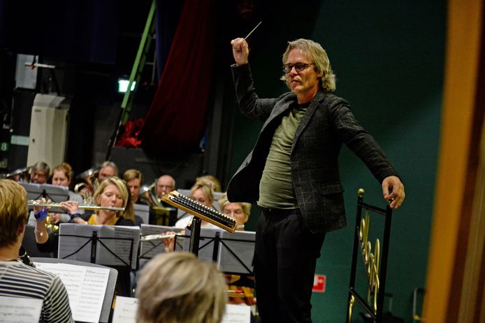 Dirigent Carl Wittrock bereidt de orkestleden voor op de show Apollo pakt Uit, zaterdag in de sporthal in Goor.