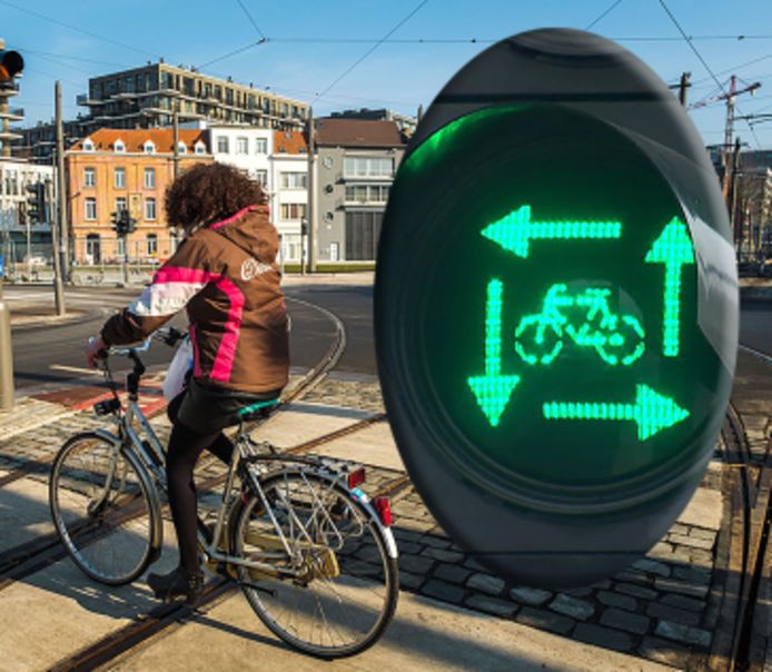 Het ‘vierkant groen’ houdt in dat fietsers en voetgangers uit de verschillende richtingen telkens tegelijk groen licht krijgen om over te steken, terwijl auto’s en vrachtwagens nog even moeten wachten.