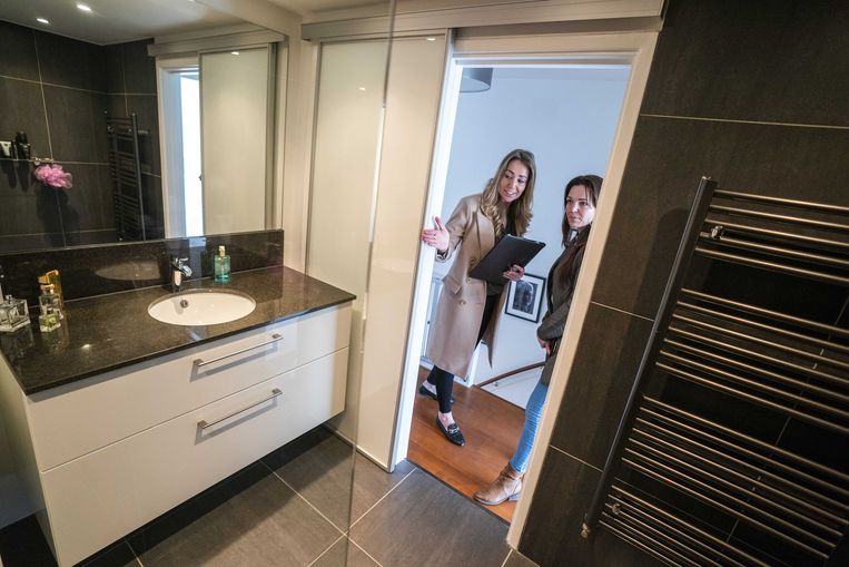 Een belangstellende wordt door een makelaar rondgeleid tijdens een bezichtiging aan een woning. Beeld ANP