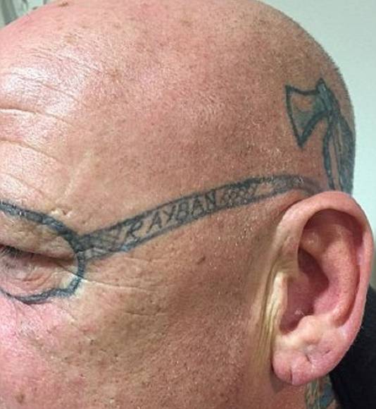 Man Wordt Wakker Met Getatoeeerde Bril Op Gezicht Buitenland Ad Nl