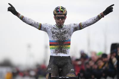 Van Aert is Van der Poel de baas na lange solo