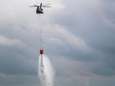Nederlandse helikopters helpen Albanezen bosbranden blussen