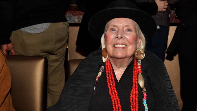 “Ik moest opnieuw leren hoe ik uit bed kon komen”: Joni Mitchell voor het eerst terug op het podium na hersenaneurysma