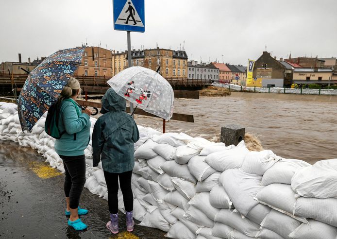 Zand zorgt ervoor dat een rivier in Polen binnen de oevers blijft.