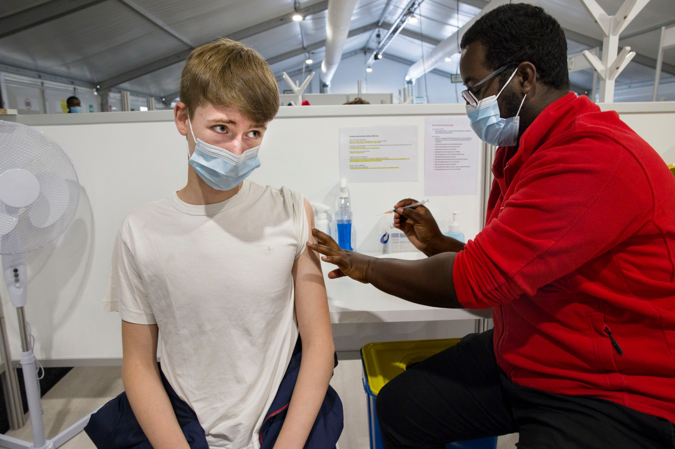 Sam (15) krijgt een vaccinatie.