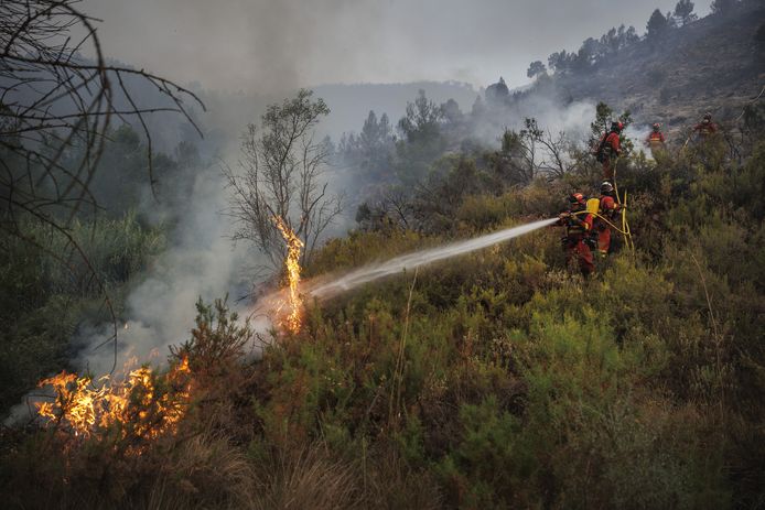 Brandweerlieden bestrijden het vuur in Bejis, Castellon, Oost-Spanje.