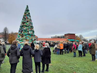 Megalapjeskerstboom torent in Ammerzoden hoog boven Het Zonnelied uit