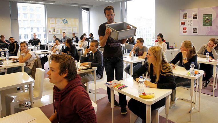 Mobiele telefoons worden verzameld in het Leidsche Rijn College voorafgaand aan het examen van dit jaar. Beeld anp