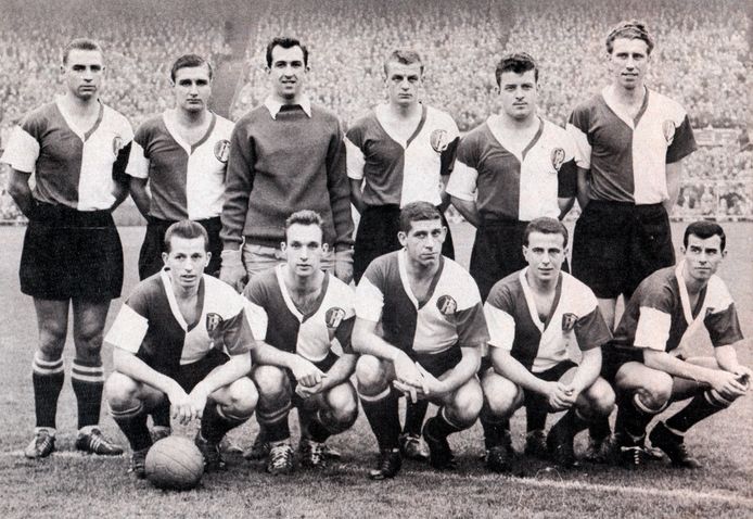 In het seizoen 1960/1961 werd Feyenoord landskampioen, met Rinus Bennaars. Boven, v.l.n.r. Gerard Kerkum, Cor Veldhoen, Eddy Pieters Graafland, Jo Walhout, Reinier ‘Beertje’ Kreijermaat, Jan Klaassens. Onder, v.l.n.r.: Henk Schouten, Rinus Bennaars, Cor van der Gijp, Frans Bouwmeester en Coen Moulijn.