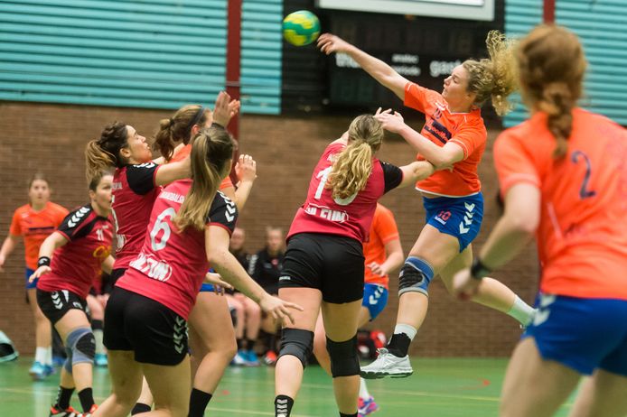 Archiefbeeld van RHV - HMC. Beide clubs gingen dit weekend onderuit in de Hoofdklasse D.