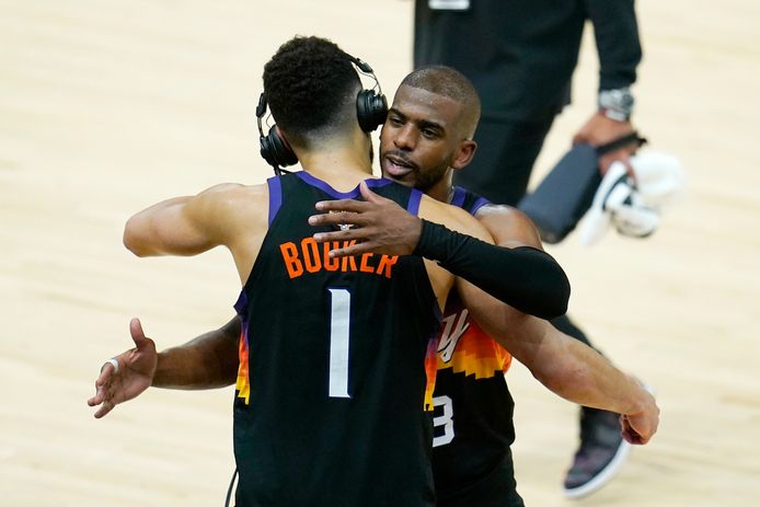 Devin Booker en Chris Paul (Phoenix Suns) knuffelen na de overwinning.