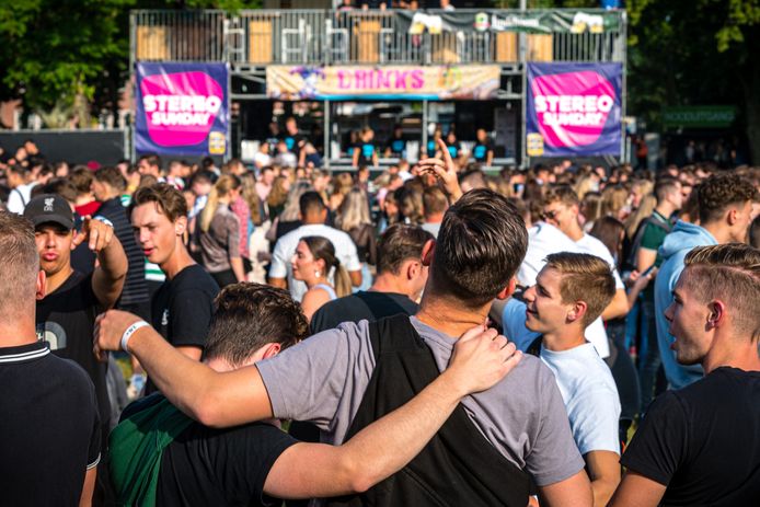 Publiek geniet van muziek en samenzijn op het Stereo Sunday Festival.
