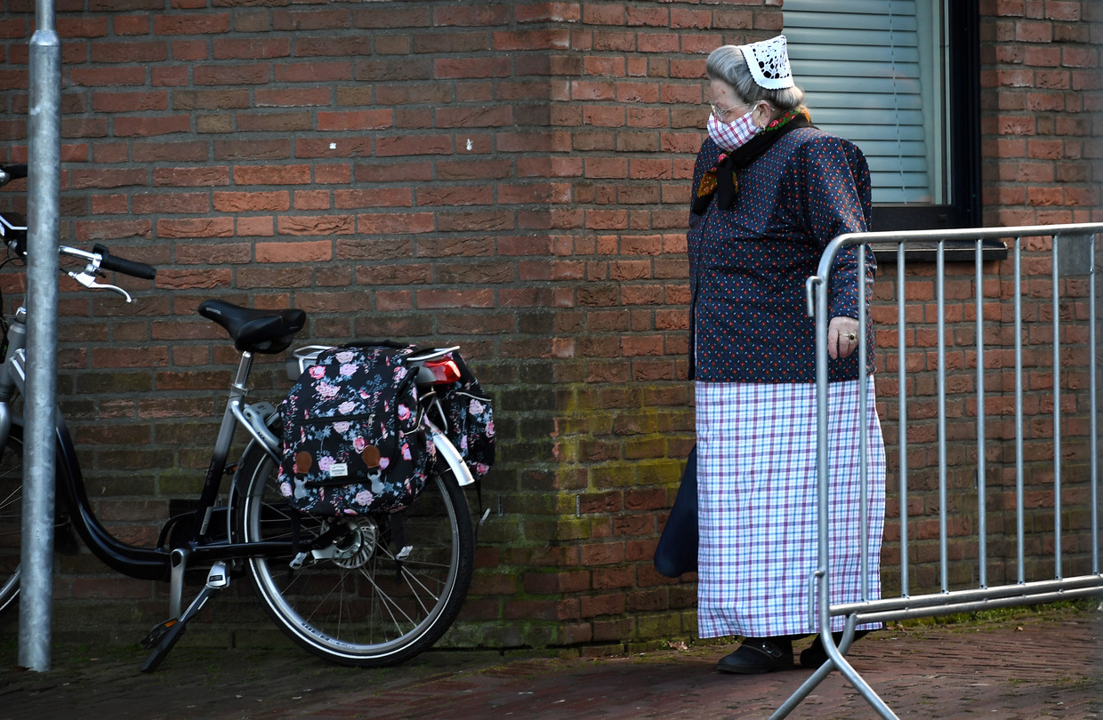 Bunschoten-Spakenburg mag dan op de Biblebelt liggen, de corona-uitbraak heeft niets te maken met de kerken, zegt burgemeester Melis van de Groep. 'Sinds de tweede lockdown is ingegaan, houden bijna alle kerken hun diensten online.' Beeld Marcel van den Bergh / de Volkskrant