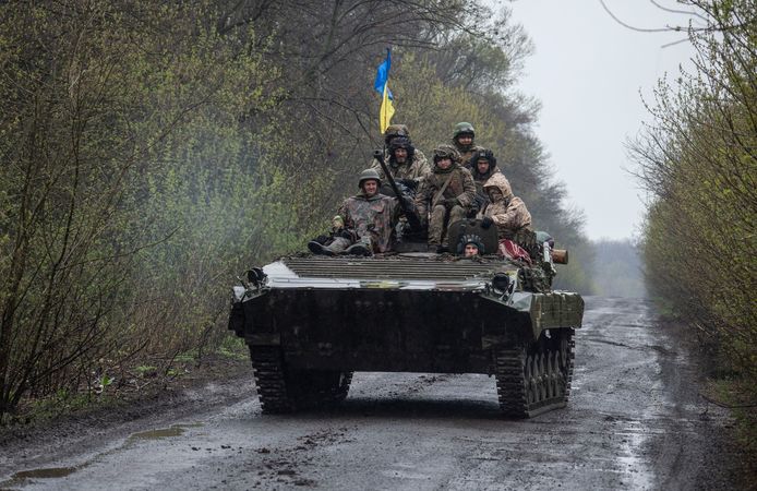 Oekraïense soldaten rijden met hun tank op een landweg in het oosten van het land, waar de Russische aanvallen sinds gisteren intenser zijn geworden.