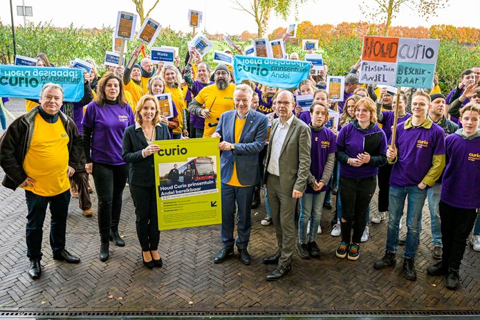 Missie geslaagd: de protesten tegen opheffing van buslijnen naar vmbo-school Curio prinsentuin in Andel hebben gewerkt. Het busvervoer blijft gehandhaafd, heeft de provincie besloten.