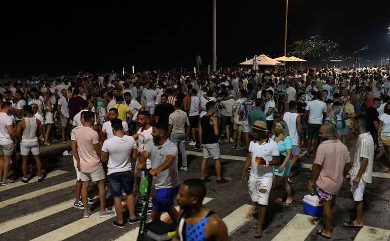 Een druk Ipanema Beach op oudejaarsavond. Beeld REUTERS