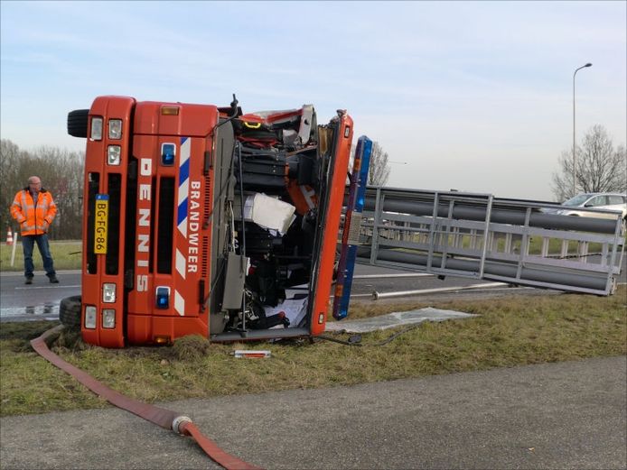 Brandweer botst tegen vrachtwagen in Oud Gastel Roosendaal AD.nl