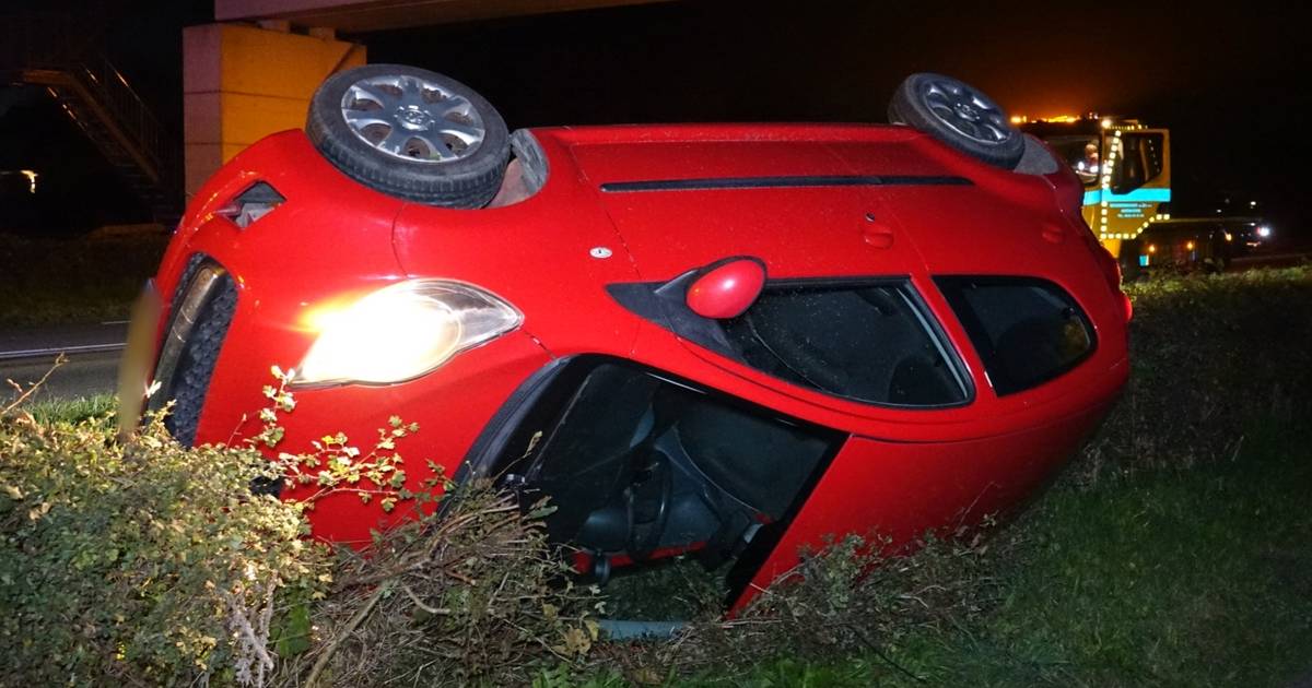 Auto tolt en komt ondersteboven in berm terecht langs N194 bij Spierdijk